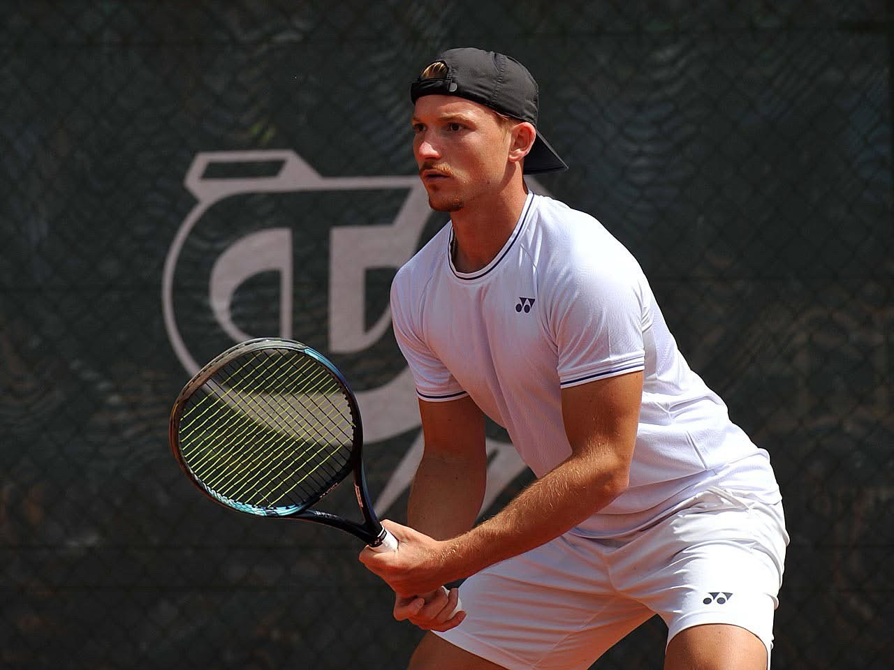 Felix Einig als professioneller Tennisspieler auf dem Platz